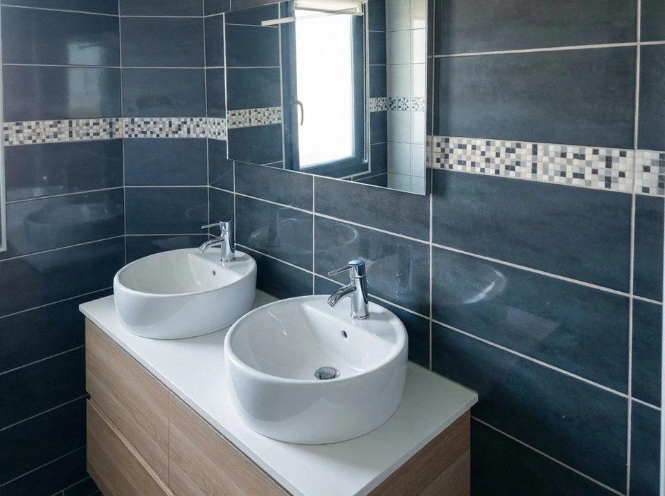 Chantier de rénovation de toilettes avec cuvette WC suspendue démontée révélant le réservoir encastré et mécanisme de chasse d'eau