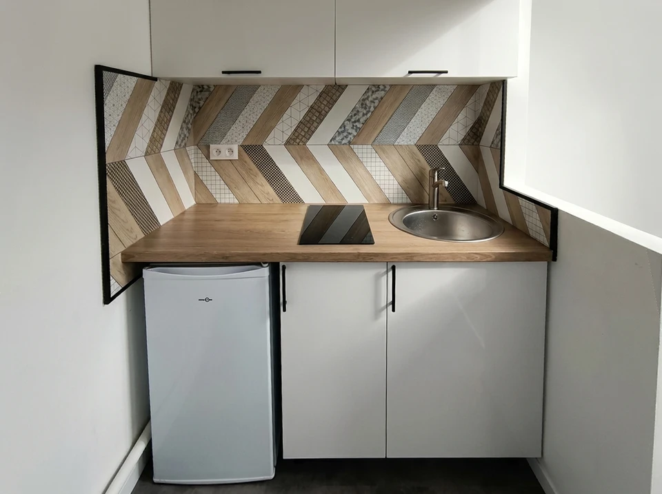 Artisanat, fabricant de meubles et assembleur, installe une cuisine moderne dans la maison avec des outils à la main