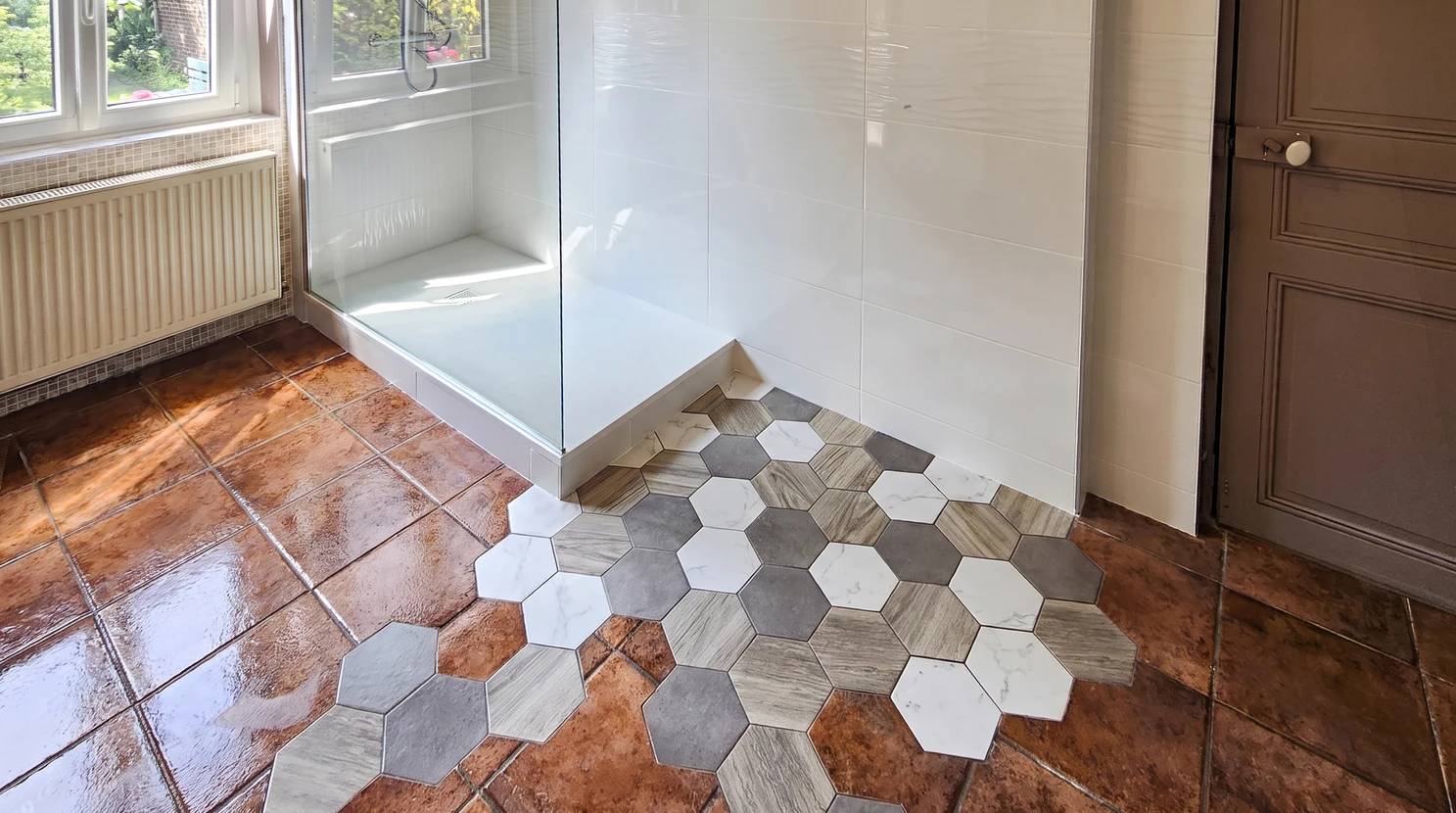 Salon en cours de rénovation avec meubles protégés par bâches plastiques